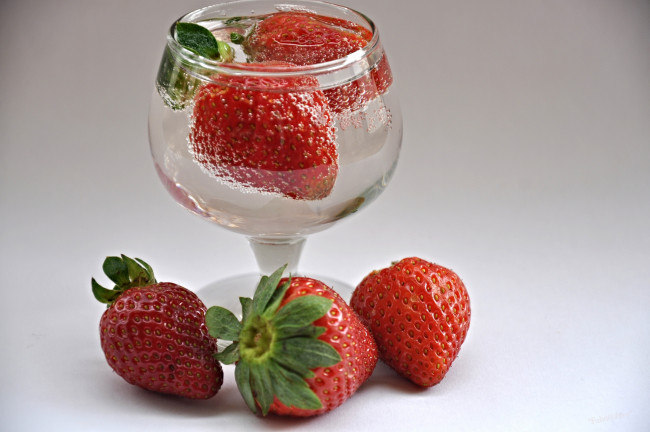 Обои картинки фото еда, клубника,  земляника, земляника, ягоды, вода, рюмка, макро