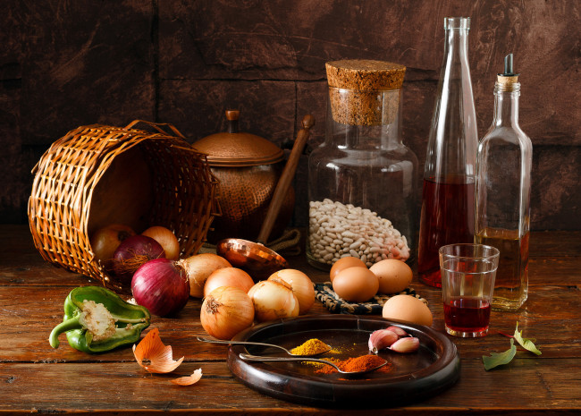 Обои картинки фото еда, разное, натюрморт, специи, бутылки, фасоль, лук, посуда