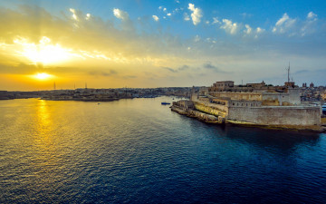 Картинка города валетта+ мальта залив крепость закат