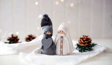 Картинка праздничные фигурки шишки куколки