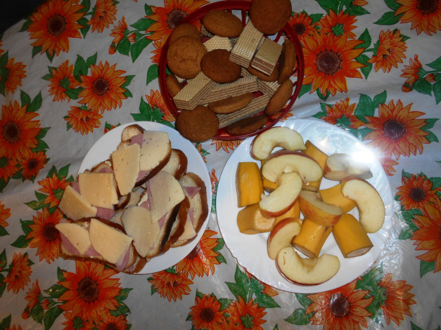 Обои картинки фото еда, бутерброды,  гамбургеры,  канапе, колбаса, хлеб, сыр, печенье, вафли, яблоки, бананы