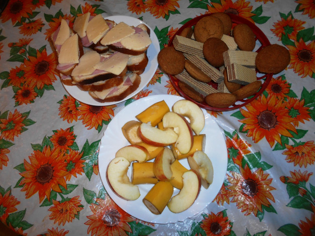 Обои картинки фото еда, бутерброды,  гамбургеры,  канапе, колбаса, хлеб, сыр, вафли, печенье, яблоки, бананы