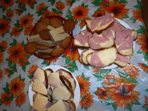 Обои картинки фото еда, бутерброды,  гамбургеры,  канапе, колбаса, хлеб, сыр, вафли, печенье