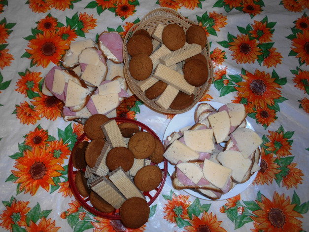 Обои картинки фото еда, бутерброды,  гамбургеры,  канапе, колбаса, хлеб, сыр, вафли, печенье