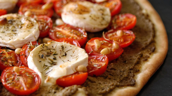 Обои картинки фото еда, пицца, томаты, помидоры