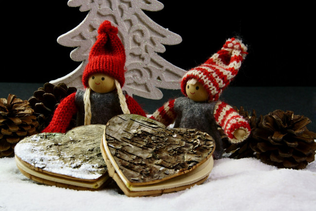 Обои картинки фото праздничные, фигурки, шишки, куколки