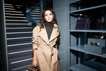 Картинка зара музыка макияж поза плащ брюнетка красотка девушка певица взгляд