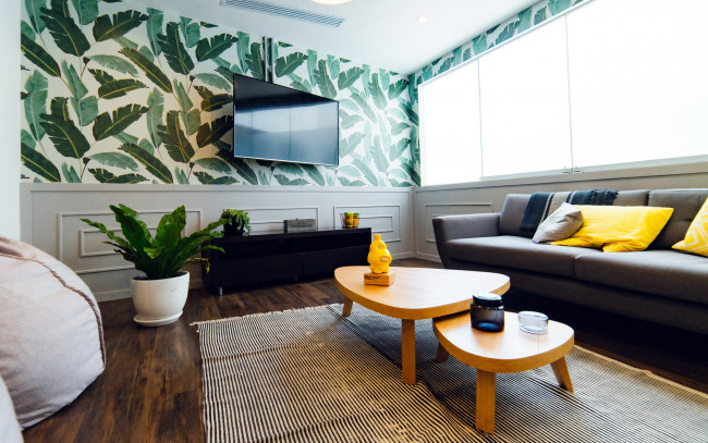 Обои картинки фото интерьер, гостиная, подушки, телевизор, диван