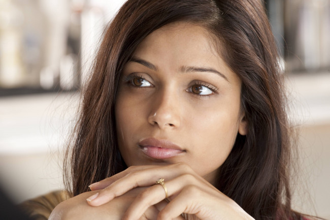 Обои картинки фото freida pinto, девушки, freida, pinto, девушка, модель, актриса, брюнетка, смуглая, макияж, лицо, взгляд, портрет, красотка