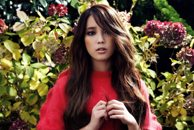 Обои картинки фото музыка, - k-pop, лето, цветущие, кусты, lee, ji, eun