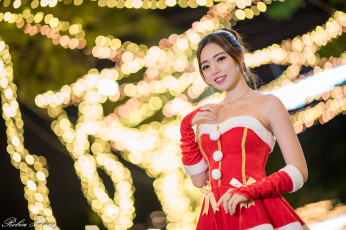 Картинка девушки kiki+hsieh kiki hsieh женщины модель азиатка брюнетка прическа смотрит на зрителя улыбается голые плечи декольте боке огни ночь рождество санта девушка платье красное