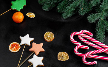 Картинка праздничные угощения карамельная трость мандарин пряники