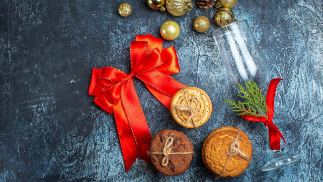 Обои картинки фото праздничные, угощения, шарики, бокал, печенье, алый, бант