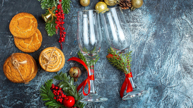 Обои картинки фото праздничные, угощения, шарики, бокалы, печенье