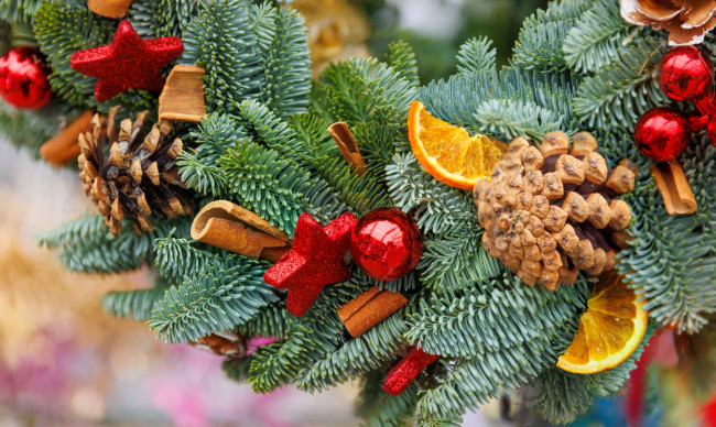 Обои картинки фото праздничные, ёлки, шарики, шишки, звездочки