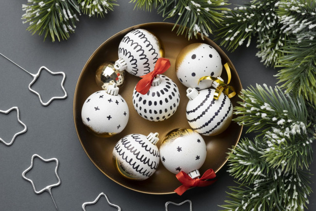 Обои картинки фото праздничные, шары, ветки, шарики, бант