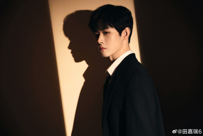 Обои картинки фото tian jia rui, мужчины, актер, пиджак, стена, тень
