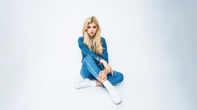 Обои картинки фото loren gray 2024 singer, музыка, -другое, loren, gray, 2024, пeвица, блoндинка, джинса