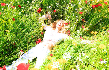 обоя девушки, jordan carver, блондинка, брюки, блузка, луг, трава, цветы