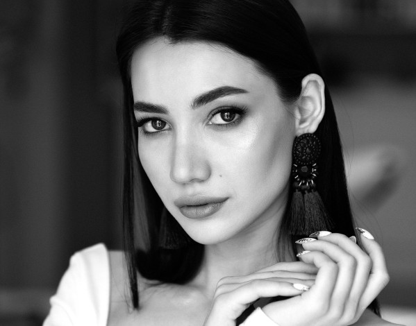 Обои картинки фото девушки, - лица,  портреты, лицо, брюнетка, руки, черно-белая