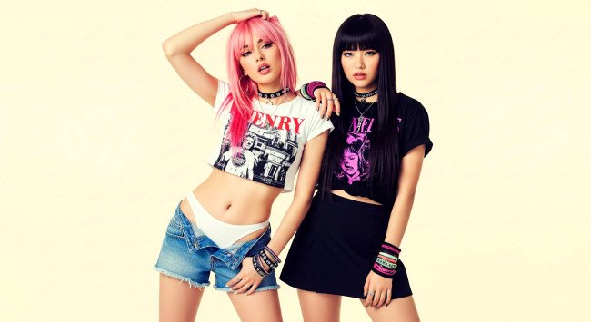 Обои картинки фото 3д графика, люди , people, девушки, подруги, топы, шорты, юбка, белье