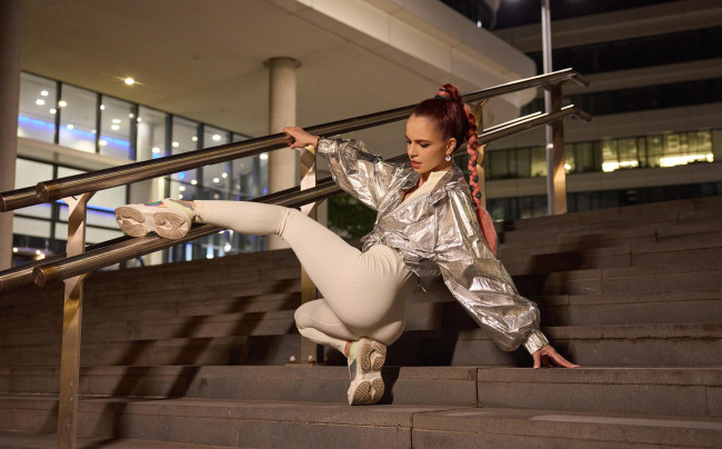 Обои картинки фото красивая девушка, девушки, - рыжеволосые и разноцветные, девушка, женщина, разноцветная, сексуальная, модель, звезда, позирует, разная, обувь, верхняя, стильная, одежда, нижнее, эротическое, бельё, трусы, лифчик, аксессуары, макияж, колготки, чулки, и, множество, элементов, на, фотографии