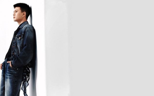 Обои картинки фото ren jia lun, мужчины, -unsort, парень, пиджак, джинсы, стена