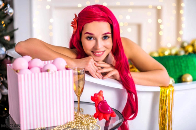 Обои картинки фото девушки, анна шаховская, образ, косплей, наряд, костюм, русалочка, ванна, бокал, коробка, шарики, ёлка, новый, год
