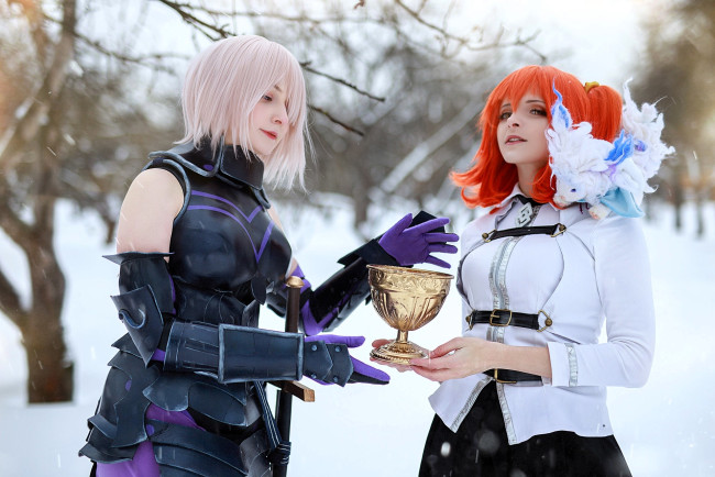 Обои картинки фото девушки, mari aisu, образы, косплей, наряды, костюмы, кубок, снег, зима