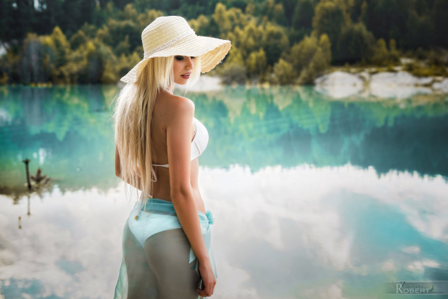 Обои картинки фото красивая девушка, девушки, - блондинки,  светловолосые, девушка, женщина, блондинка, светловолосая, сексуальная, модель, звезда, позирует, разная, обувь, верхняя, стильная, одежда, нижнее, эротическое, бельё, трусы, лифчик, колготки, чулки, аксессуары, макияж, и, множество, элементов, на, фотографии