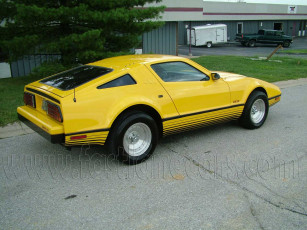 Картинка автомобили выставки уличные фото