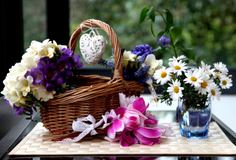 Картинка цветы разные вместе цикламены ромашки гиацинты фрезии корзинка сердечко