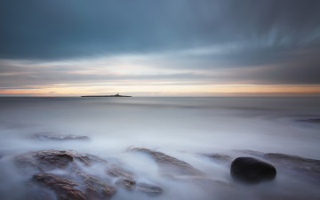 Картинка природа моря океаны камни океан туман горизонт тучи
