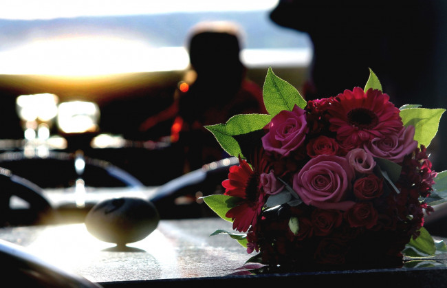 Обои картинки фото цветы, букеты, композиции, розы, герберы