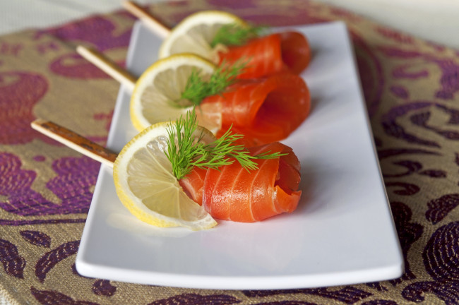 Обои картинки фото еда, рыба, морепродукты, суши, роллы, лосось, лимон