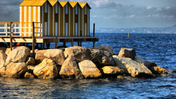 Картинка разное сооружения +постройки домики море небо камни