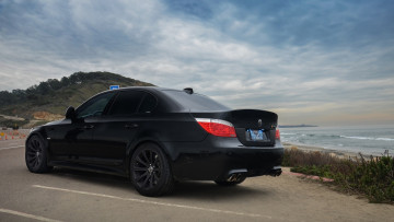 Картинка автомобили bmw чёрный небо вид сзади парковка