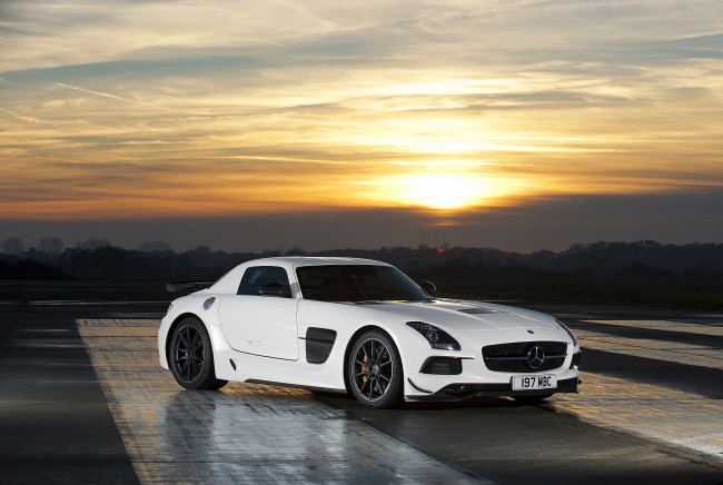 Обои картинки фото 2014 mercedes-benz sls 63 amg black series, автомобили, mercedes-benz, закат, дорога
