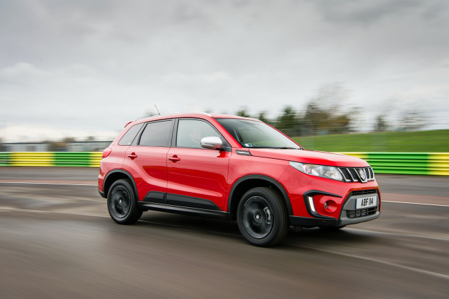 Обои картинки фото автомобили, suzuki, 2015г, красный, uk-spec, vitara, s