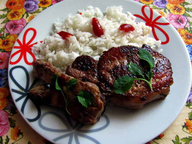 Обои картинки фото еда, мясные блюда, отбивная, свинина, зелень, рис, кетчуп