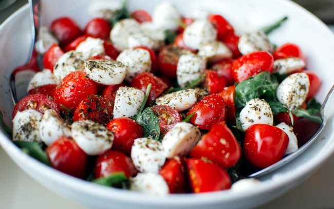 Обои картинки фото еда, салаты,  закуски, черри, зелень, сыр, салат, помидоры