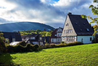 Картинка города -+здания +дома гора лужайка дома облака