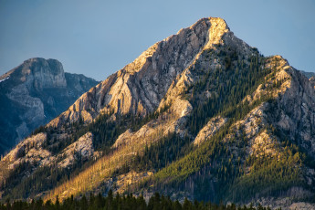 Картинка природа горы камни канада скалы небо солнце лес banff national park альберта деревья банф