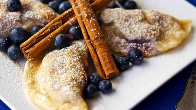 Обои картинки фото еда, пельмени,  манты,  вареники, корица, черника, вареники