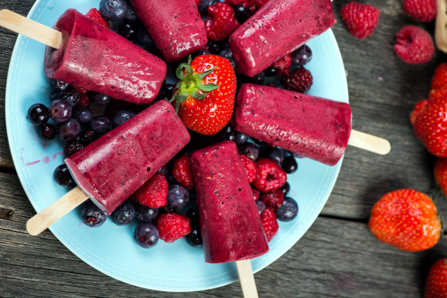 Обои картинки фото еда, мороженое,  десерты, лакомство, черника, малина, ягоды, клубника