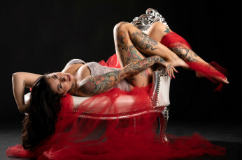 Картинка девушки -unsort+ брюнетки темноволосые кресло тату поза