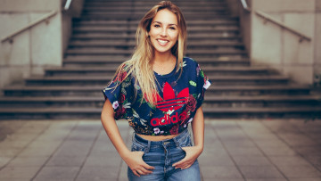 Картинка девушки -+блондинки +светловолосые майка джинсы улыбка