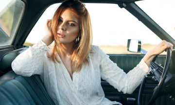 Картинка девушки -+блондинки +светловолосые рыжие волосы белая блуза руль салон