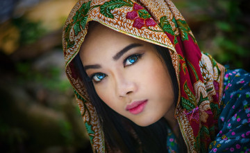 Картинка девушки -+лица +портреты платок синие глаза брюнетка