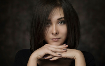 Картинка девушки -+лица +портреты взгляд жест руки брюнетка